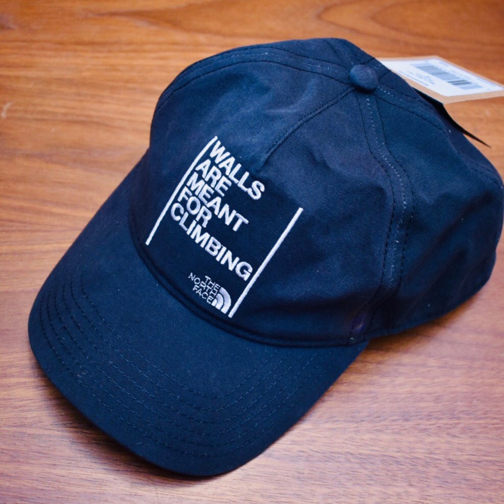 The North Face black hat w adjustable snap strap